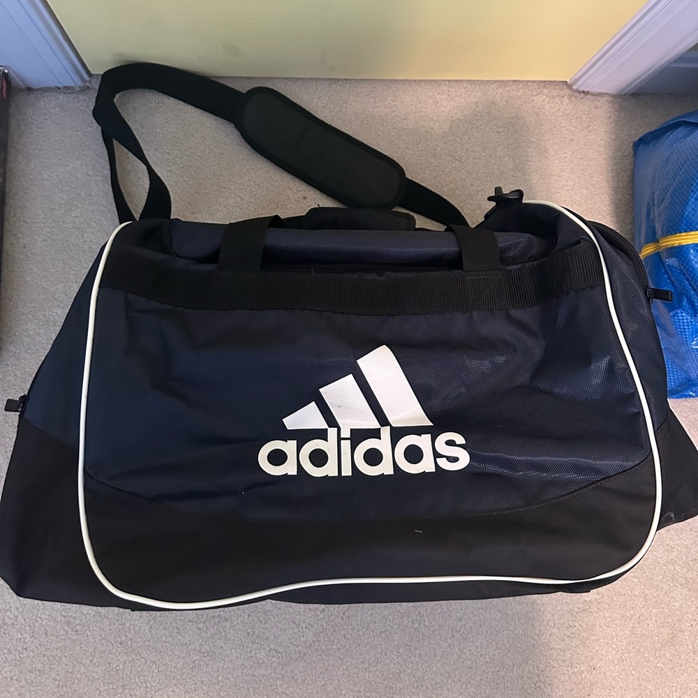 Navy Adidas duffel bag / side pockets, shoulder strap, zippers